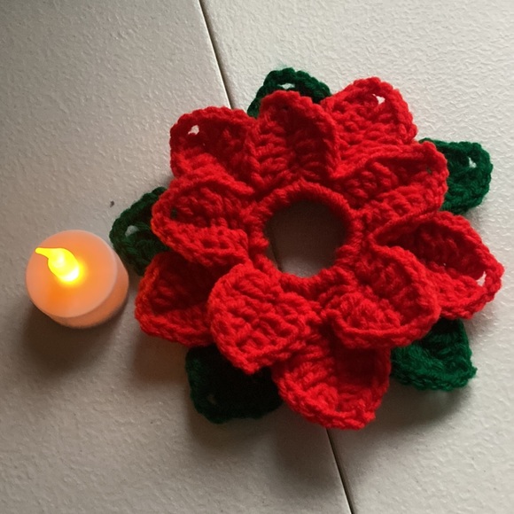 Hand crochet poinsettia flower - Picture 2 of 2
